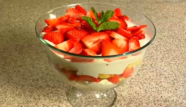 Layered strawberry trifle