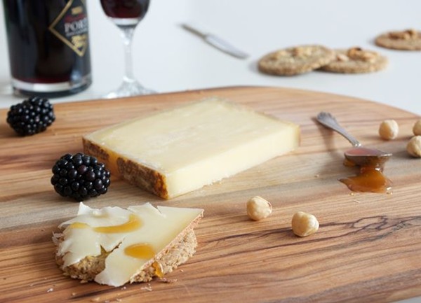 Le Gruyère Reserve AOP cheeseboard with buckwheat oatcakes