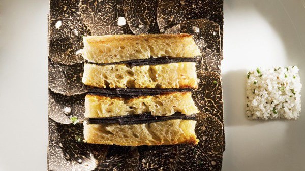 Le sandwich tiède à la truffe fraîche au pain de campagne grillé et beurre salé [Michel Rostang]