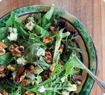 Leafy salad with walnuts and blue cheese
