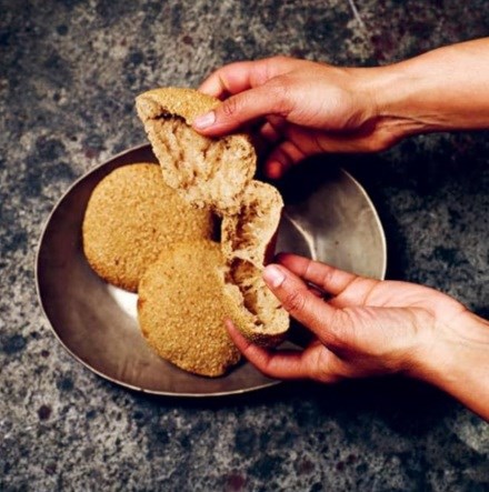Leavened bread roll with white bran (Poee)