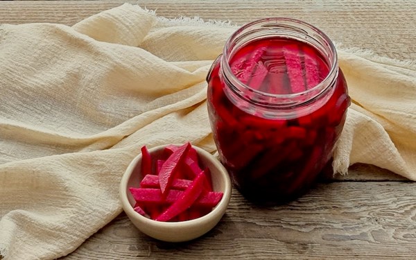 Lebanese pink pickled turnips (Beetroot pickled turnips)