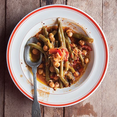 Lebanese-style green beans with chickpeas in olive oil (Loubieh wa hommus bi-ziet)