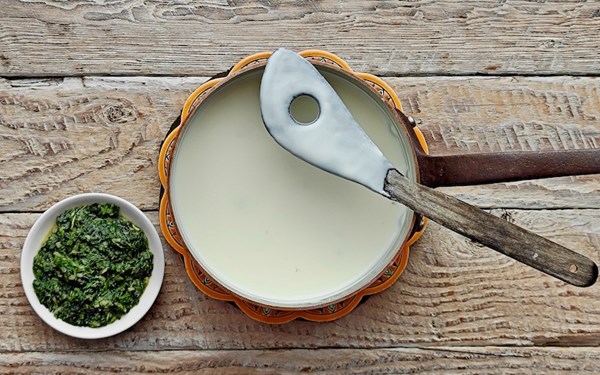 Lebanese yoghurt sauce (Laban matboukh)