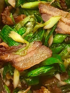Leek and charcuterie stir-fry (Suànmiáo chăo làròu / 蒜苗炒臘肉)