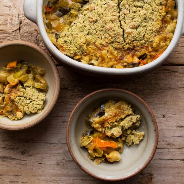 Leek and tomato crumble