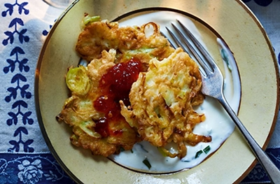 Leek fritters with tarragon yogurt (Chifteluţe de praz)