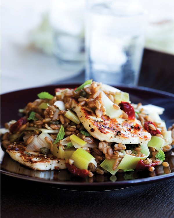 Leek salad with grilled haloumi cheese and rye berries