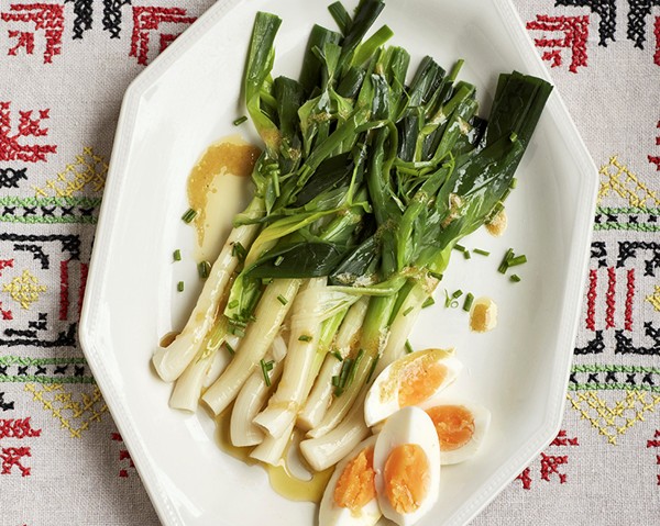 Leek salad with mustard vinaigrette and egg (Salade de poireaux, sauce moutarde)