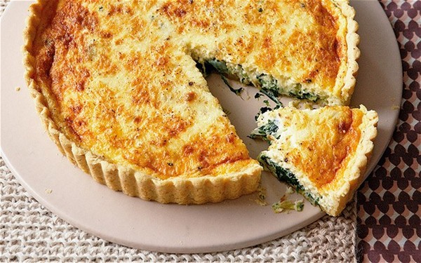 Leek, spinach and gruyère tart with spelt pastry