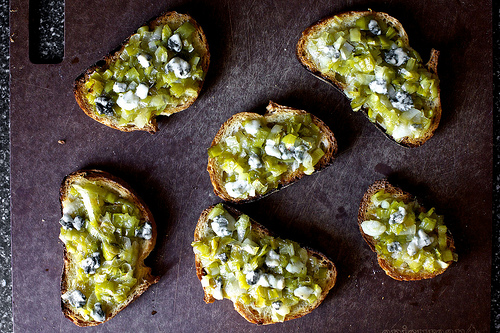 Leek toasts with blue cheese