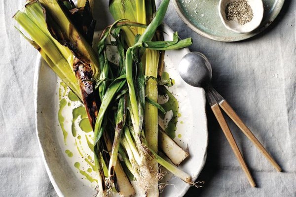Leeks and spring onions with soured cream