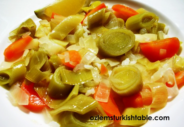 Leeks cooked in olive oil with vegetables (Zeytinyagli pirasa)