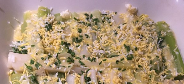 Leeks vinaigrette with egg and chives
