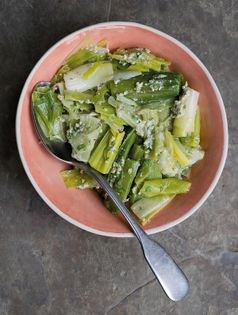 Leeks with walnut paste (Prasi)