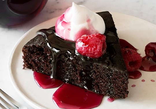 Leftover red wine chocolate cake with drunken raspberries (Torta di cioccolato al vino rosso con lamponi "ubriachi")