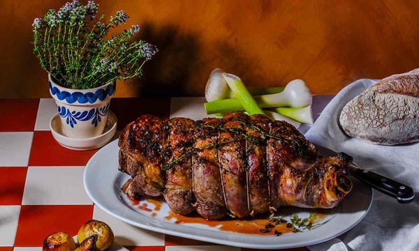 Leg of lamb on a bed of thyme (Gigot sur lit de thym)