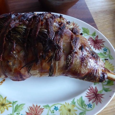 Leg of lamb with anchovies and garlic (La Gasconnade)
