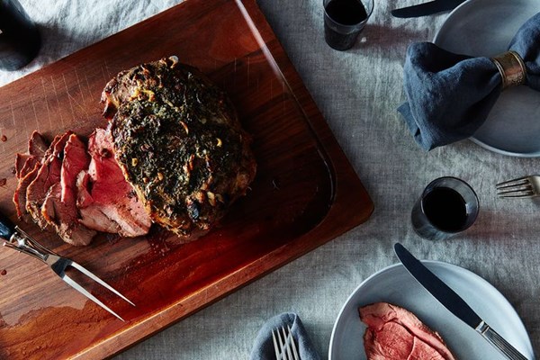 Leg of lamb with garlic sauce