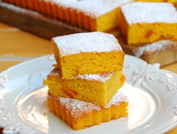Lemon-almond cake with macerated strawberries