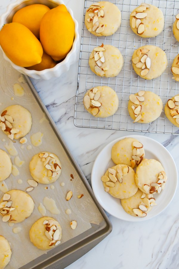  Lemon-almond cookies with lemon glaze
