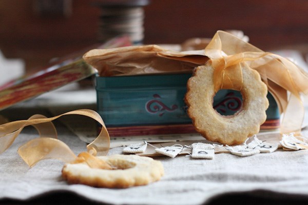 Lemon and almond cookie wreaths