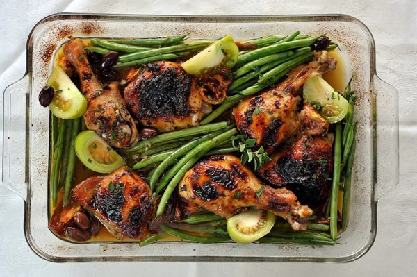 Lemon and honey-flavored chicken with zebra tomatoes and haricots verts