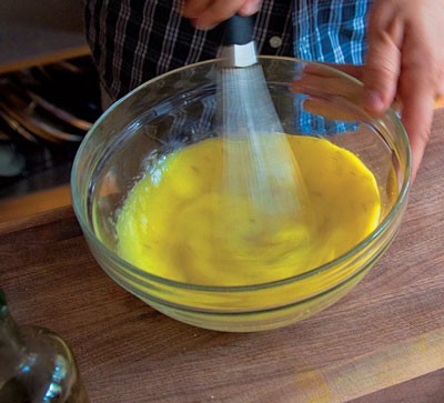 Lemon and olive oil sauce (Ladolemono) 