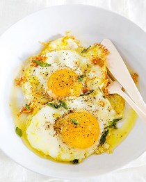 Lemon and oregano butter with fried eggs