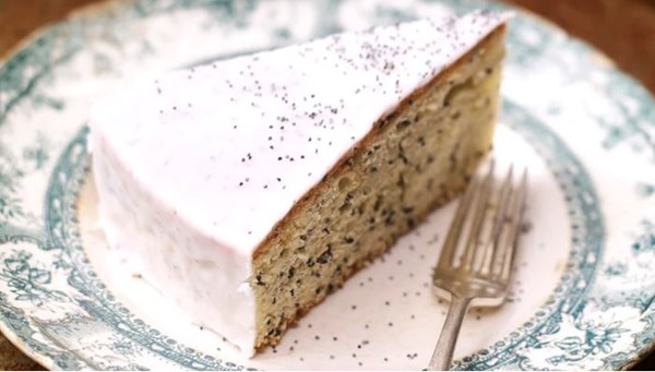 Lemon and poppy seed cake