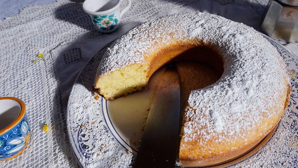 Lemon and ricotta ring cake (Ciambellone di limone e ricotta)
