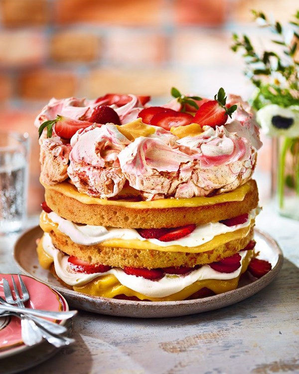 Lemon and strawberry meringue crown cake 
