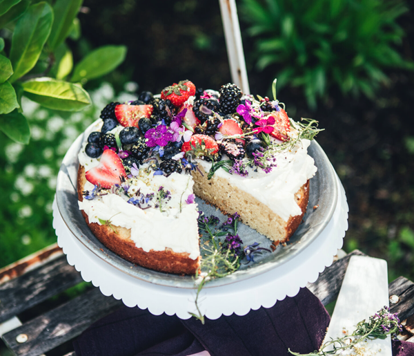 Lemon cake with berries and mascarpone frosting