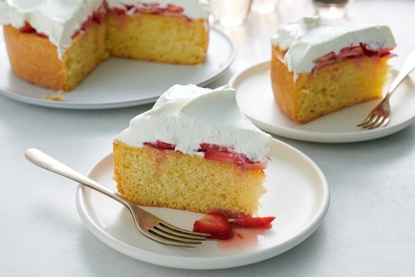 Lemon cake with strawberries and cream