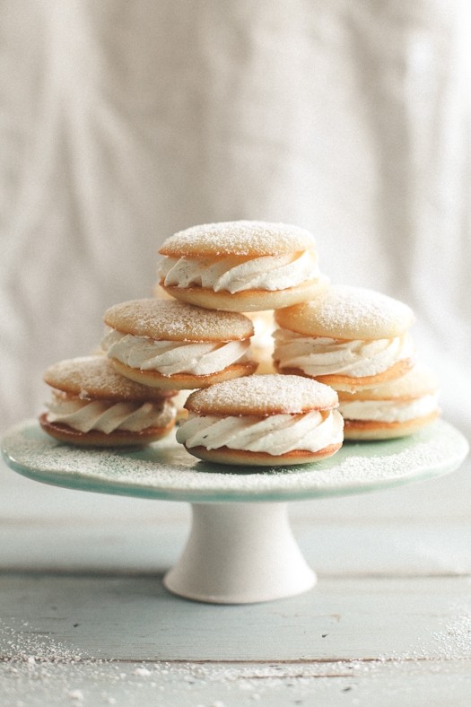 Lemon cakelets with vanilla bean cream