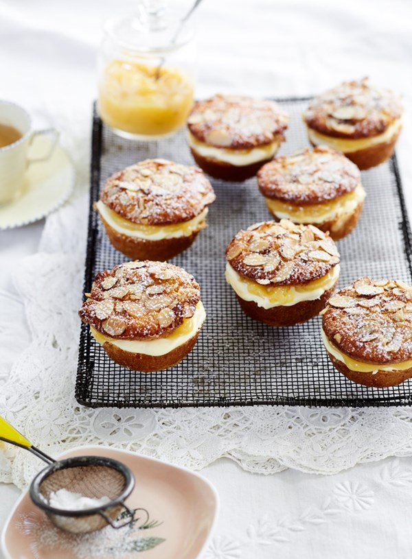 Lemon cakes with mascarpone and lemon curd