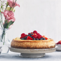 Lemon cheesecake with summer berries