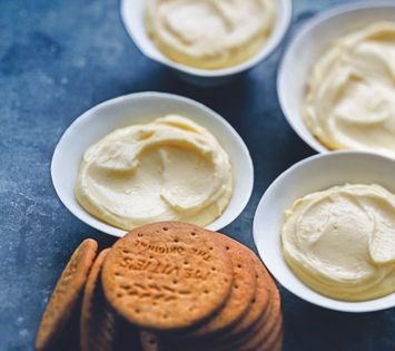 Lemon creams with honey biscuits