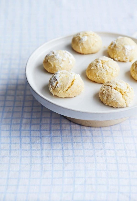 Lemon crinkle biscuits (Biscotti al limone)