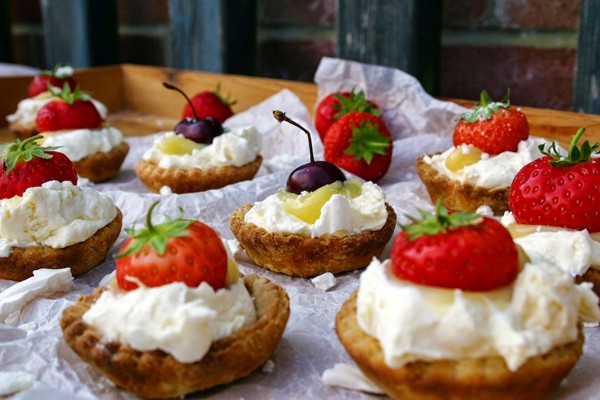 Lemon curd and Greek yoghurt Eton mess tarts