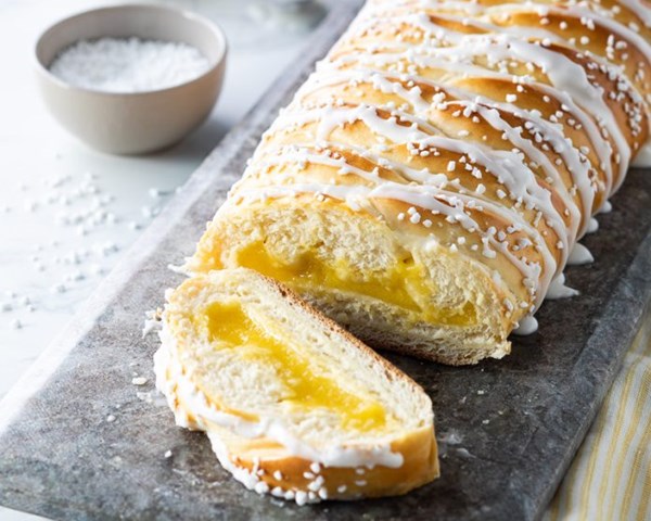 Lemon curd braid