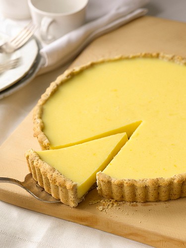 Lemon curd tart with almond crust