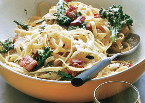 Lemon fettuccine with broccoli and pancetta "croutons"
