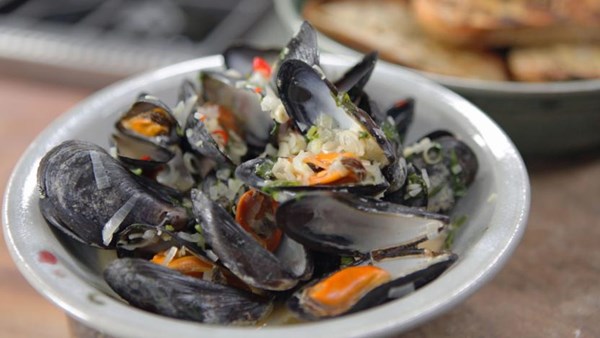 Lemon grass and ginger mussels