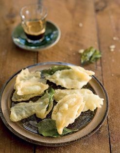 Lemon leaves in batter (Paparajotes)