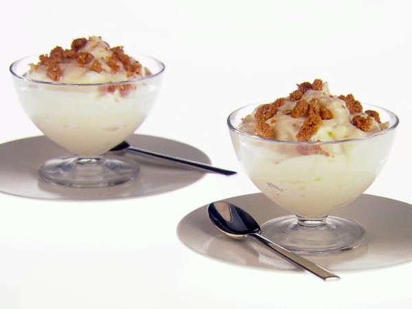 Lemon meringue with amaretti cookie topping