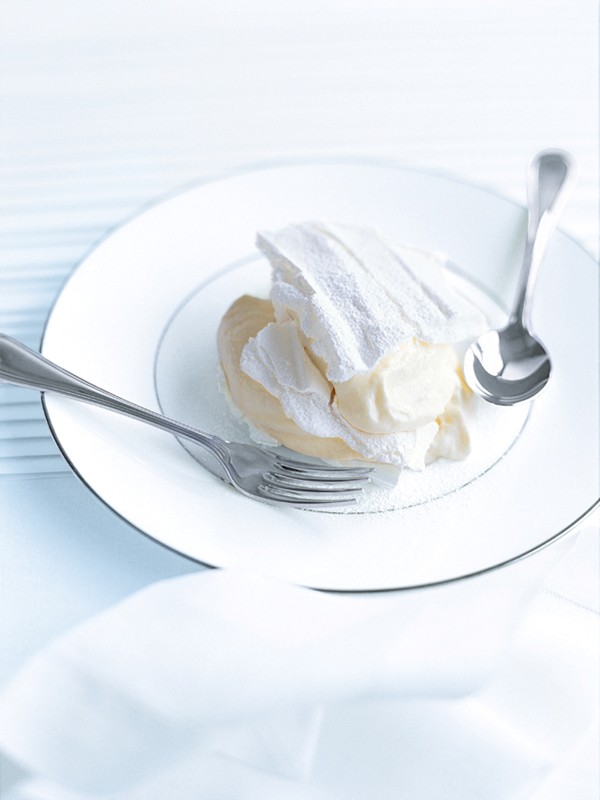 Lemon mousse with vanilla meringue