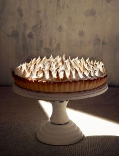 Lemon or pink grapefruit tart with meringue
