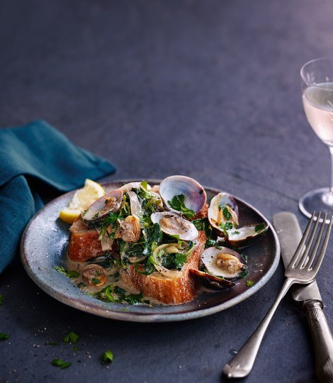 Lemon, parsley & spinach clams on toast