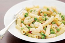 Lemon pasta with peas and prawns